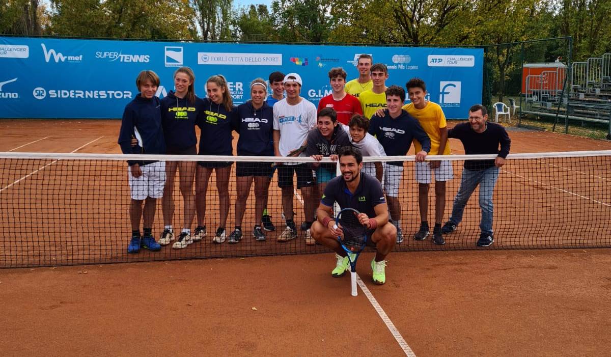 Fabio Fognini con i giovani agonisti del Villa Carpena