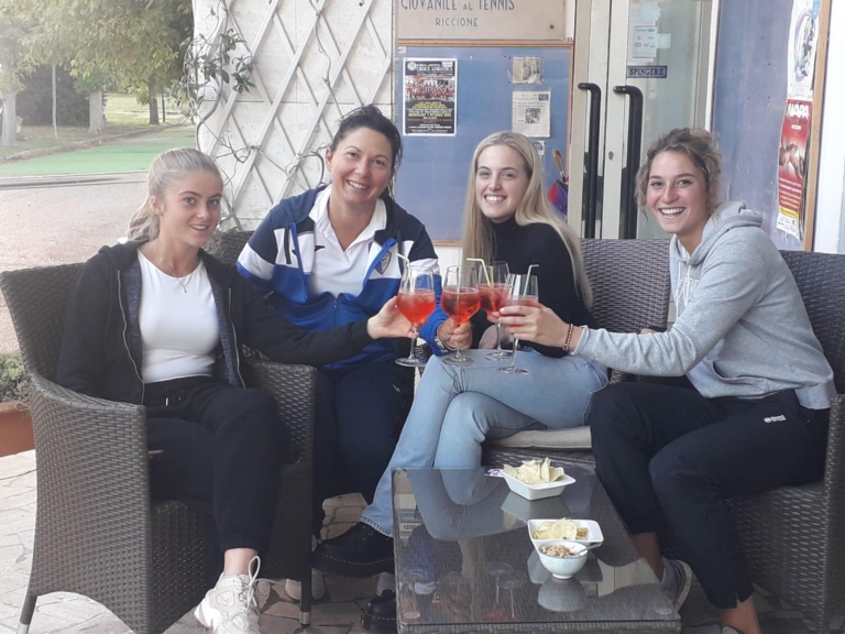 Giocatrici e capitana del Tennis Club Riccione brindano alla promozione in D1