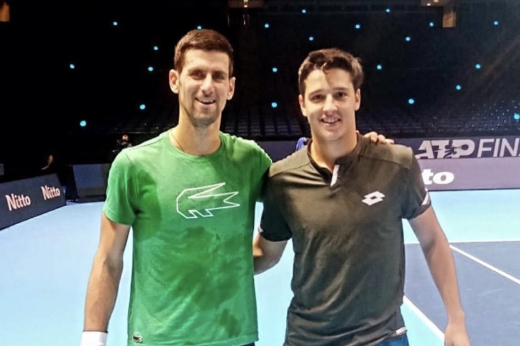Luciano Darderi con Novak Djokovic