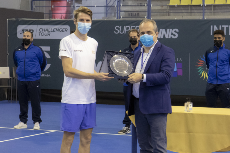 Cedrik Marcel Stebe premiato da Giammaria Manghi