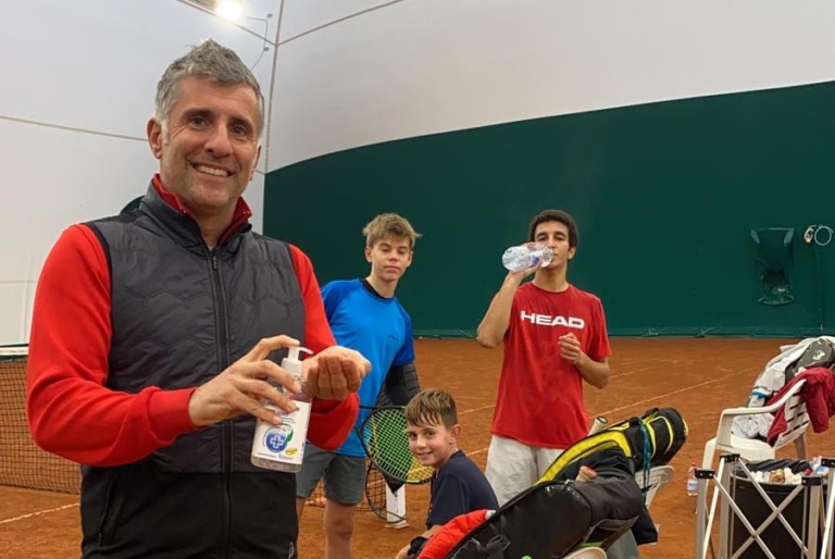 Giorgio Galimberti con il gel igienizzante in campo a Cattolica