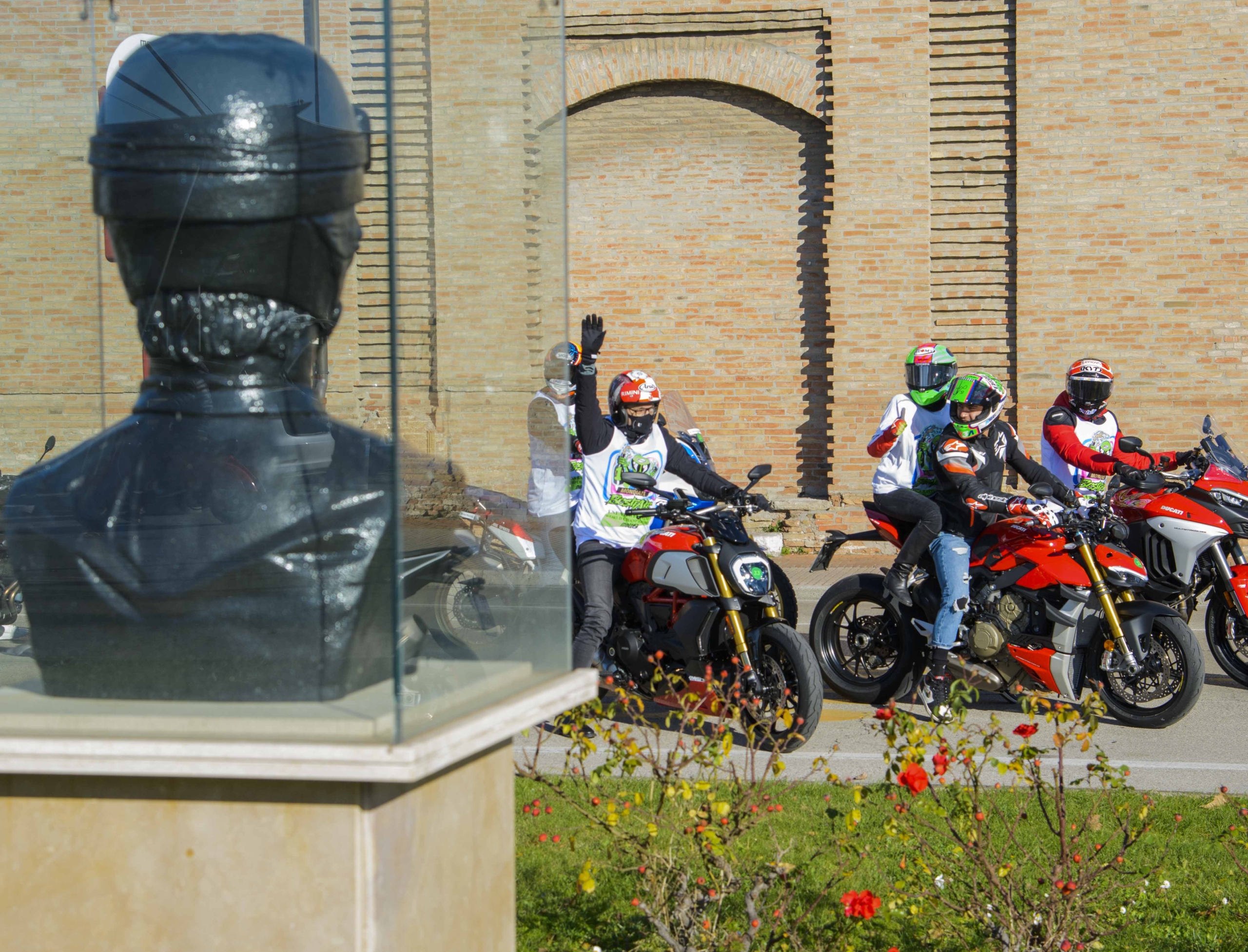 Enea Bastianini davanti al busto che ricorda Renzo Pasolini