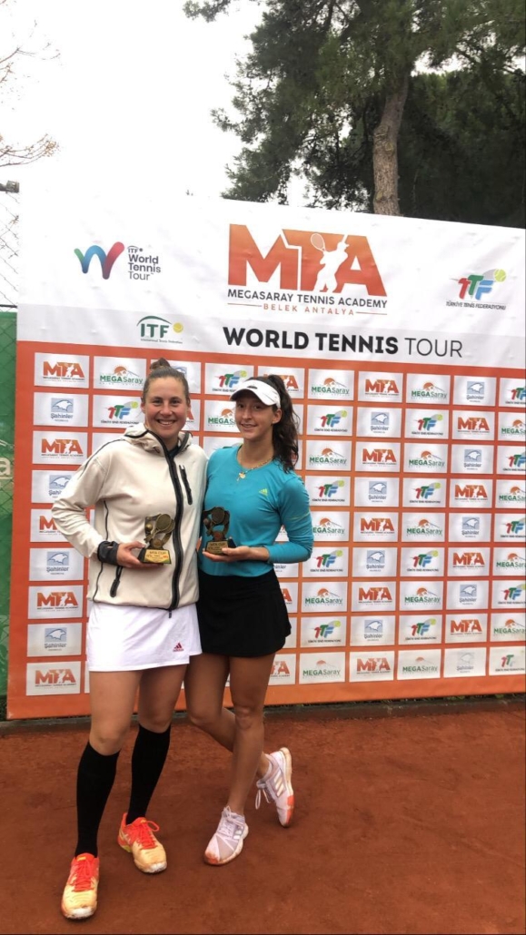 Julia Kimmelmann. e Nicole Fossa Huergo