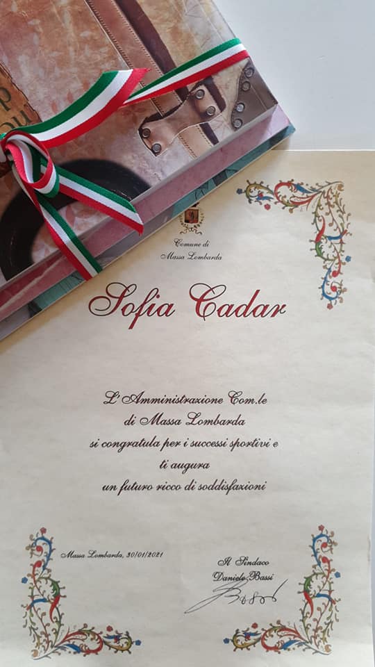 pergamena consegnata dal sindaco di Massa Lombarda a Sofia Cadar