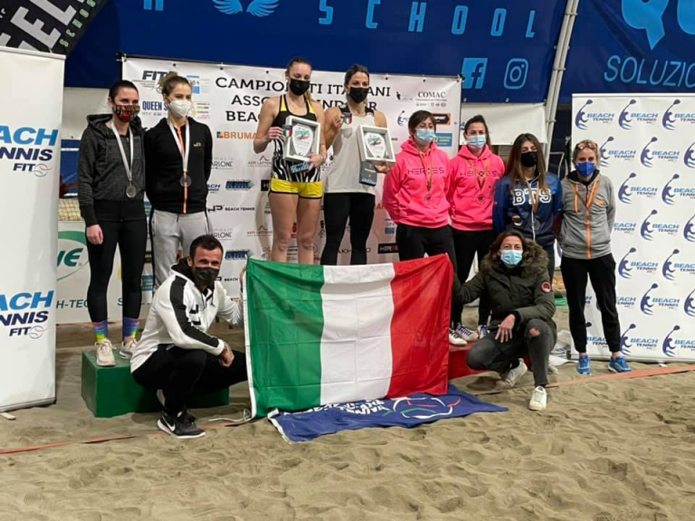 premiazione femminile dei Tricolori indoor di beach tennis al Raketown Forlì
