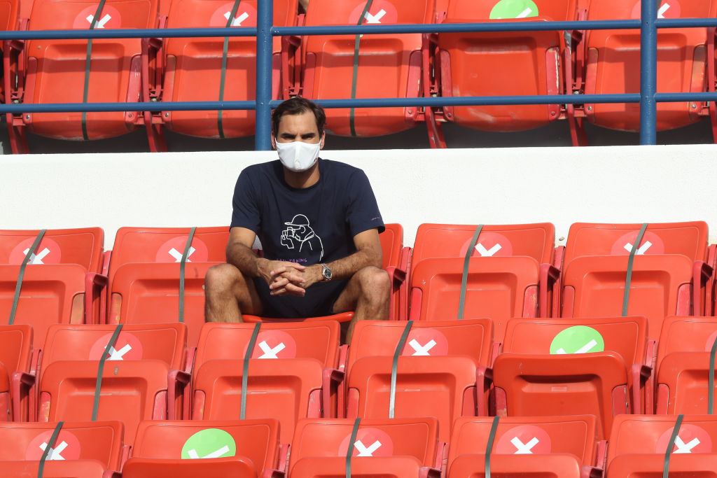 Roger Federer a Doha osserva il match dei suoi prossimi avversari