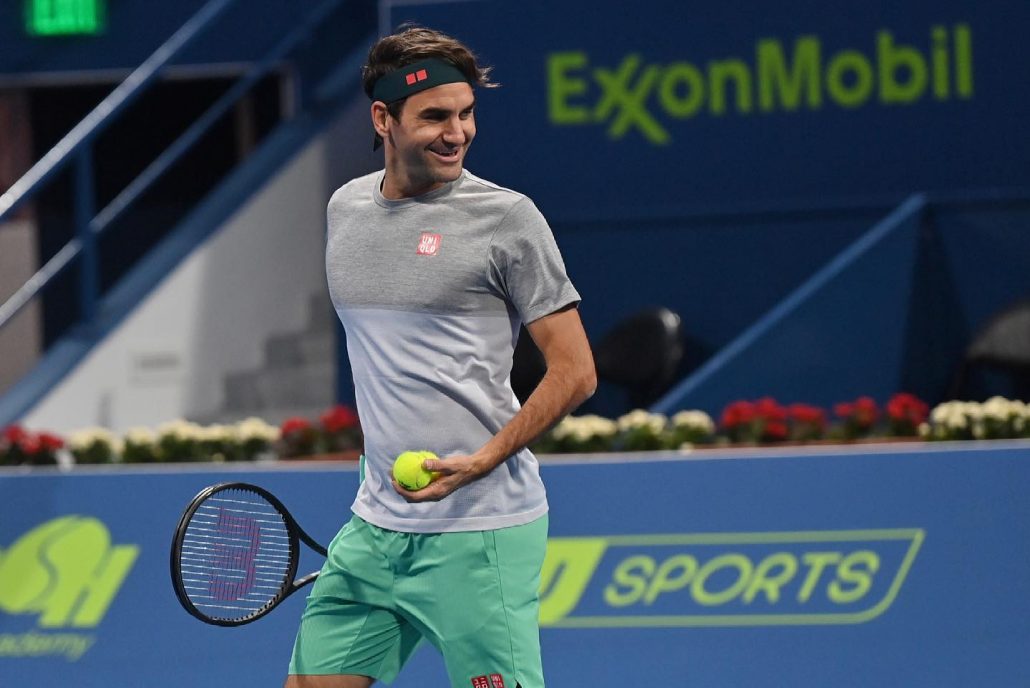Roger Federer in allenamento a Doha prima del ritorno nel circuito
