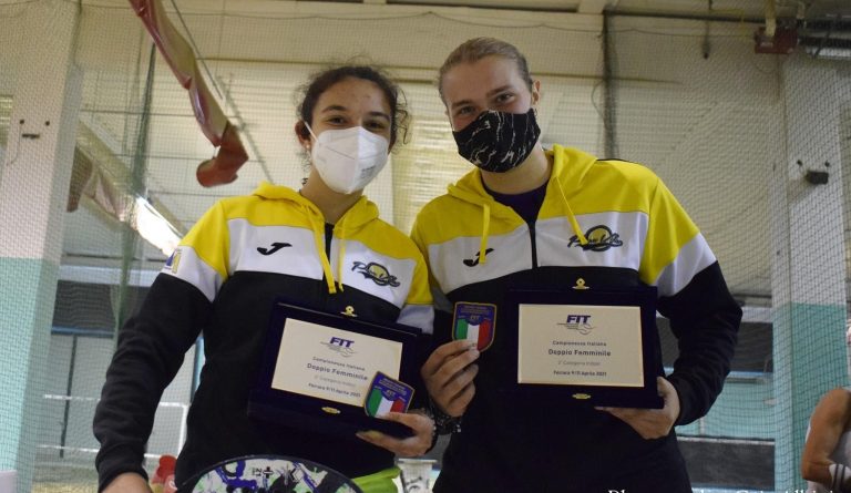 Ilaria Grandi e Valentina Pecci con lo scudetto