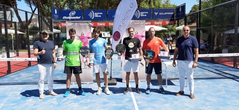 FIP Rise Riccione: Le coppie finaliste maschile con il direttore del torneo Luigi Capodagli e Matteo Gusella (Plastile)