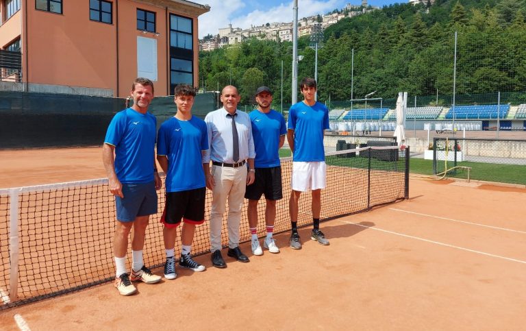La squadra sammarinese di Coppa Davis con il presidente federale Christian Forcellini