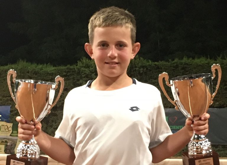 Dennis Spircu con le due coppe vinte ai campionati regionali pugliesi under 12