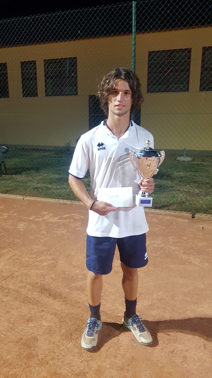 Filippo Di Perna sale sul gradino più alto nell’Open dello Sporting Tre Castelli