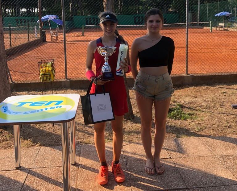 Emanuela D'Alba premiata da Giulia Farolfi