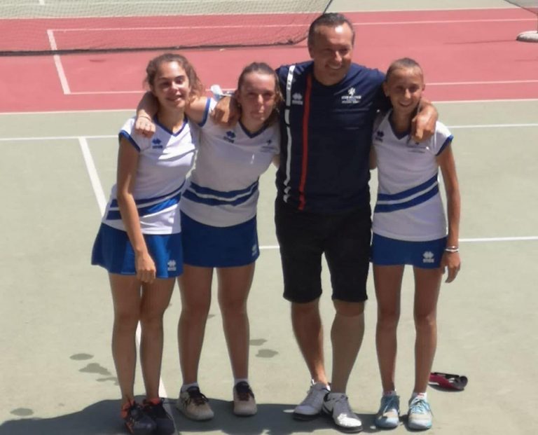 La squadra femminile del Tennis Club Faenza promossa in serie C con il maestro Enrico Casadei