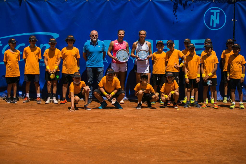 Diane Parry e Lucia Bronzetti con i ball boys a Torino