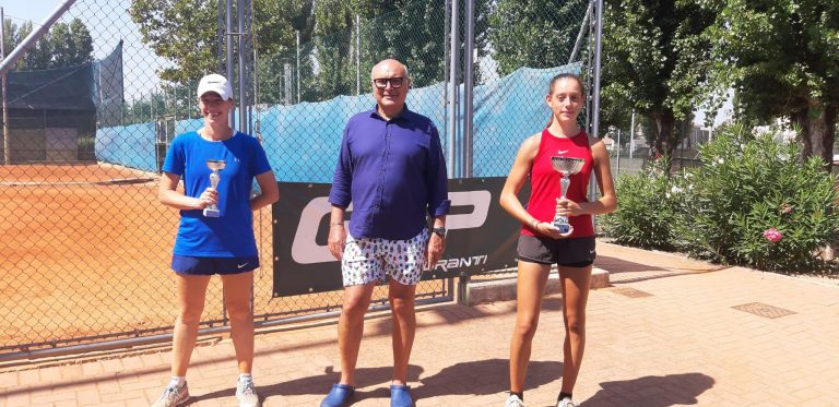 Open Viserba: il presidente Ivano Monticelli premia le finaliste del tabellone di 4ª categoria