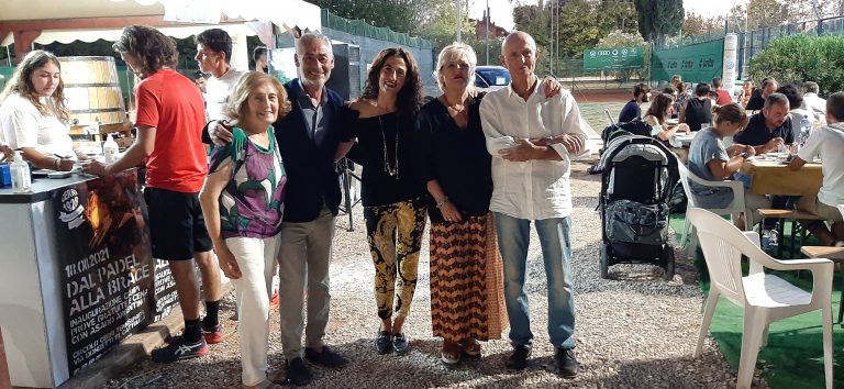 Il sindaco di Cattolica Mariano Gennari con l'assessora Nicoletta Olivieri, Pierangelo Cerri, la moglie Nella e la figlia Francesca, dirigente del club