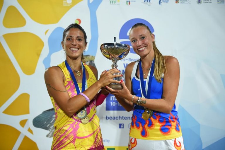Giulia Gasparri e Ninny Valentini con il trofeo iridato