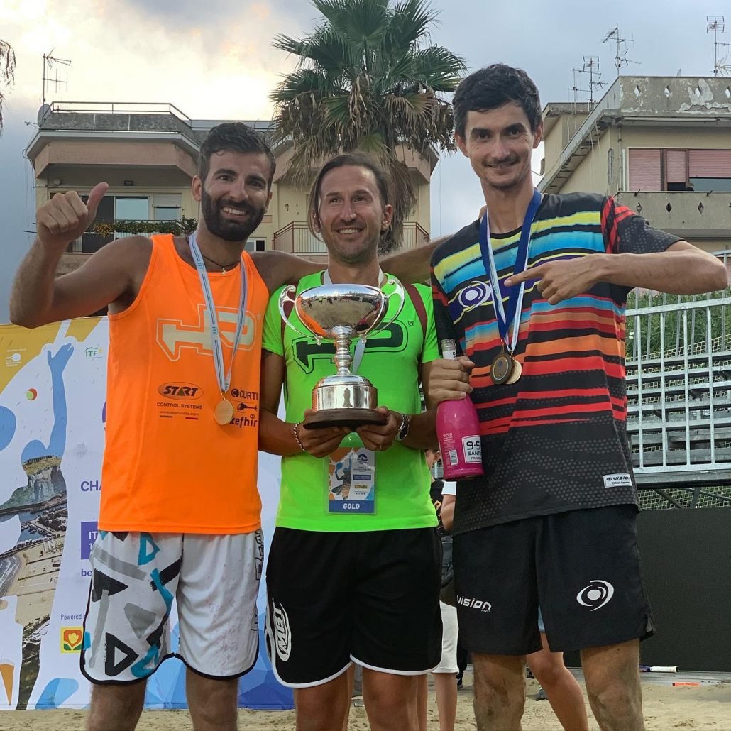 Tommaso Giovannini e Nikita Burmakin festeggiano il successo con l'allenatore Michele Folegatti