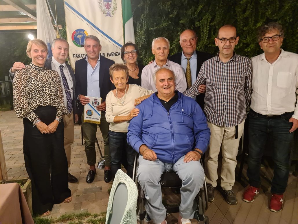 Foto di gruppo degli intervenuti alla serata "La Redazione di Viviano"