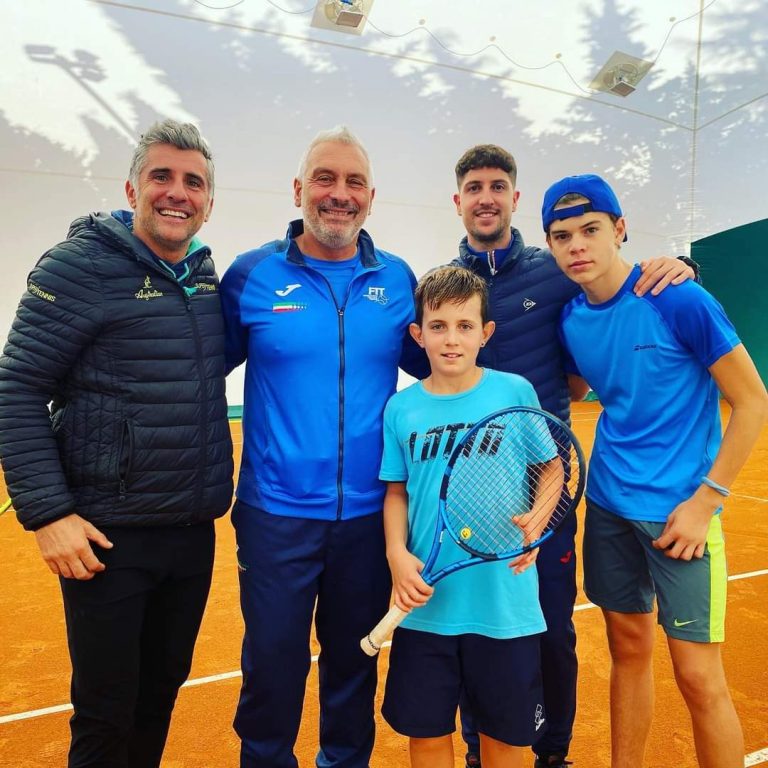 Giorgio Galimberti e Omar Urbinati e Omar Urbinati con gli allievi dell'Academy di Cattolica