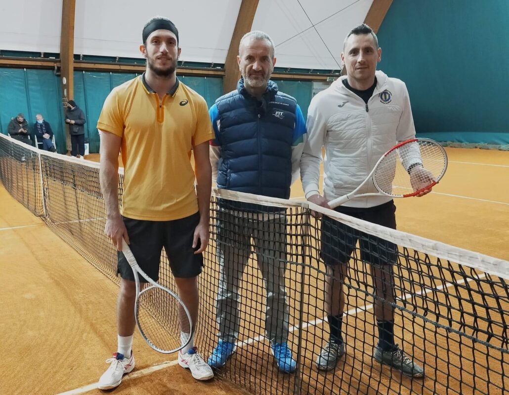 Federico Bertuccioli e Luca Marco Casanova con il giudice di sedia Franco Ubalducci