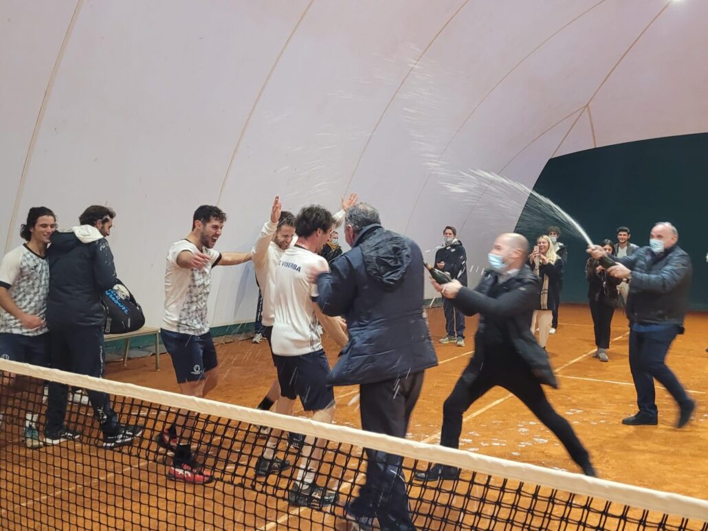 I festeggiamenti del Tc Viserba al termine dei play-out