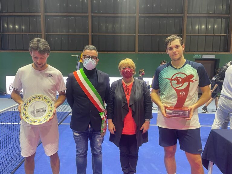 Arnaboldi e Kotov premiati dal vicesindaco Daniele Mezzacapo e dalla presidente del Carpena, Angela Bonoli