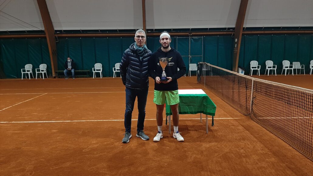 Open Natale Tennis Club Riccione: il presidente Moreno Pecci premia Federico Bertuccioli