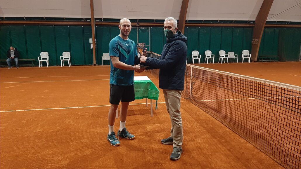 Marco De Rossi premiato dal consigliere Sandro Marconi