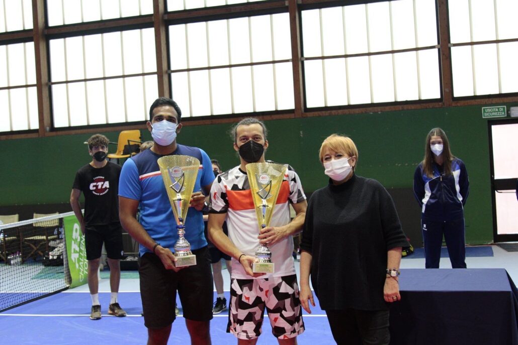 Angela Bonoli, presidente Villa Carpena, con i vincitori del doppio Kadhe-Bortolotti