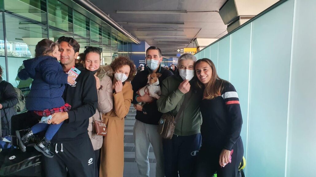 Lucia Bronzetti festeggiata al suo arrivo a Fiumicino