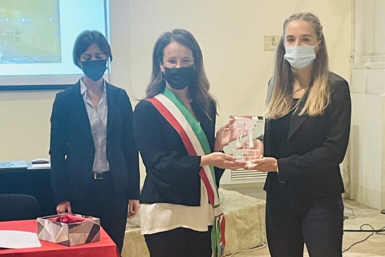 Lucia Bronzetti riceve dalla sindaca Stefania Sabba il “Trono di Verucchio 2021"