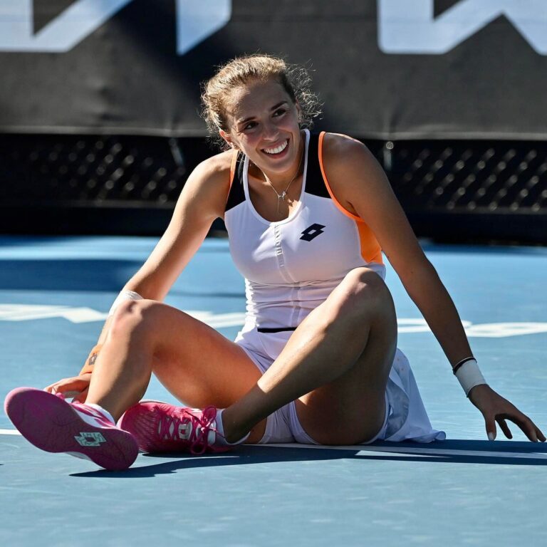 Lucia Bronzetti sorridente a terra dopo il successo a Melbourne