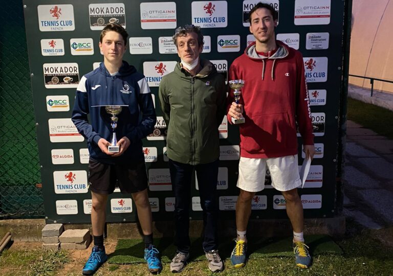 La premiazione del singolare maschile al Tc Faenza