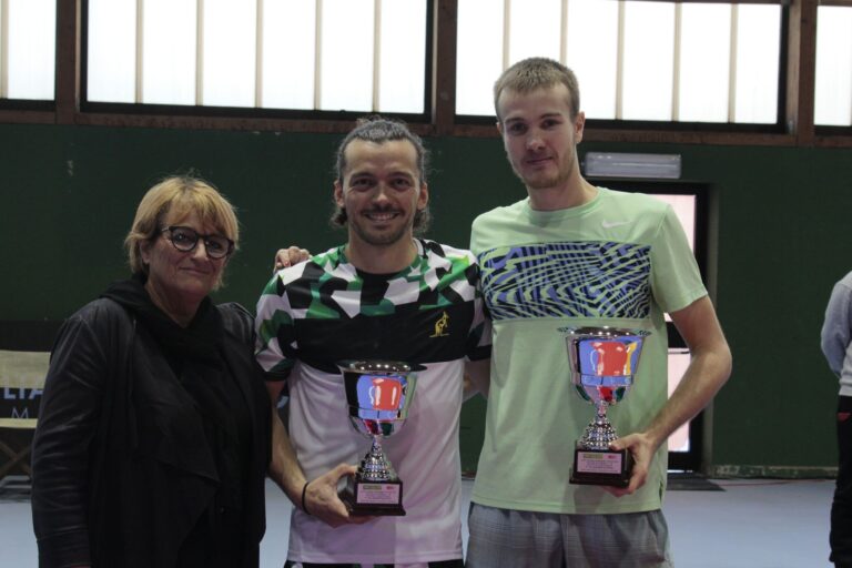 La presidente Angela Bonoli premia i vincitori del doppio