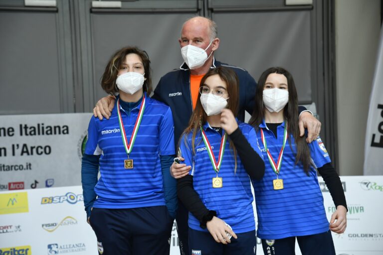 Ragazze Arco Club Riccione con Raimondo Luponetti