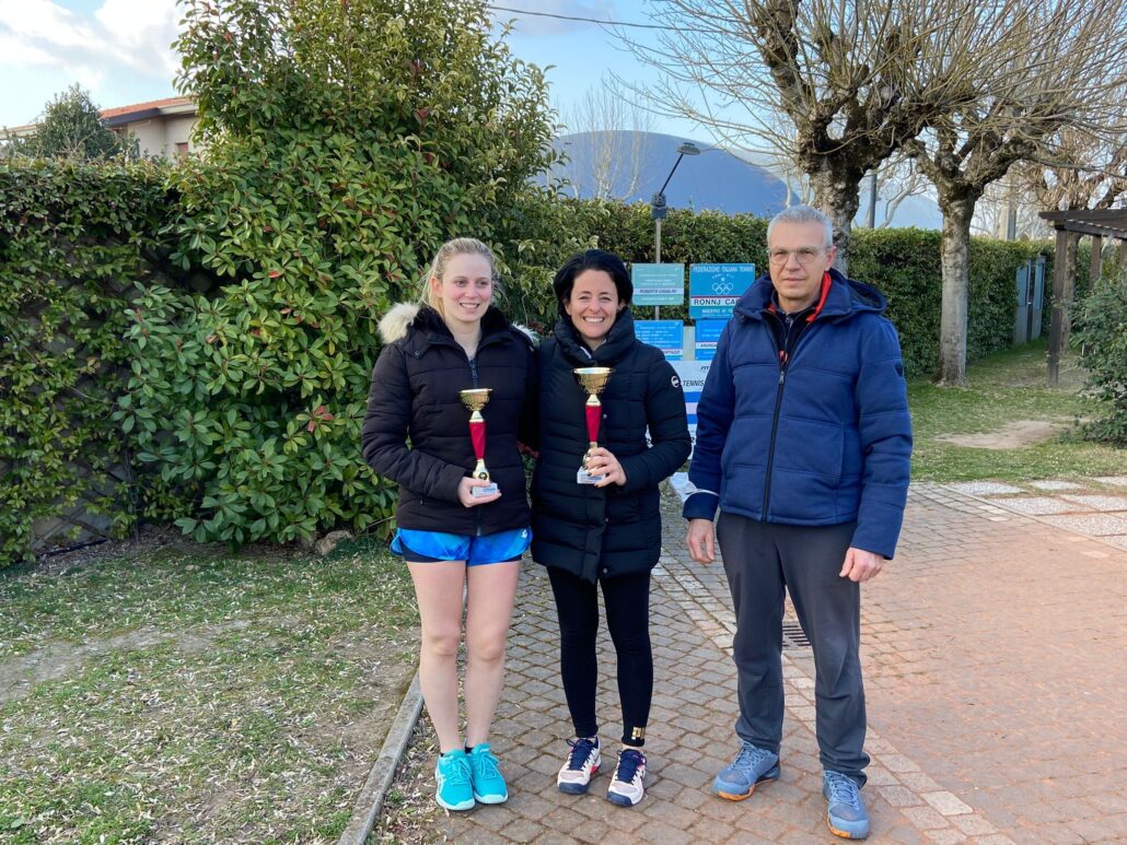 Il presidente Fulvio Campomori premia le finaliste del singolare femminile 2022