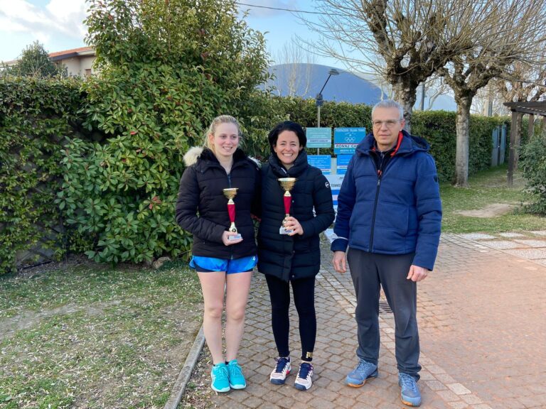 Il presidente Fulvio Campomori premia le finaliste del singolare femminile 2022