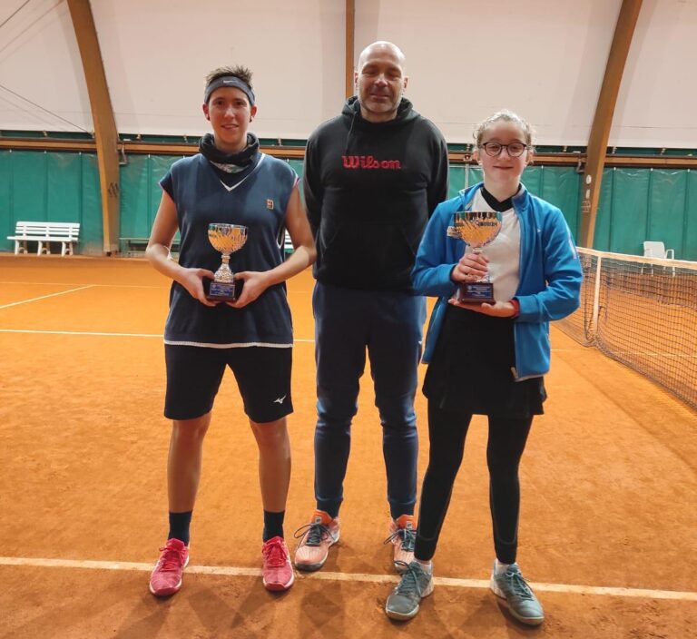 Le finaliste del torneo del Tc Riccione premiate dal giudice arbitro Simone Lusini