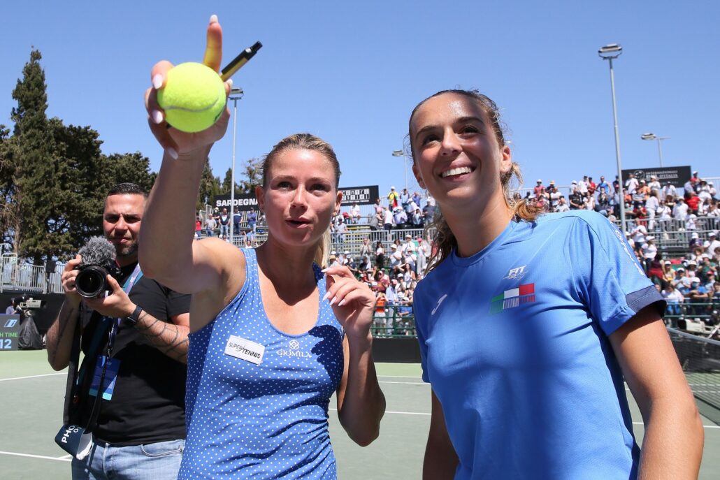 Lucia Bronzetti festeggia con Camila Giorgi il successo sulla Francia