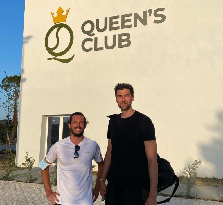 Andrea Bargnani (a destra) al Queen's Club Cattolica con Federico Bertuccioli