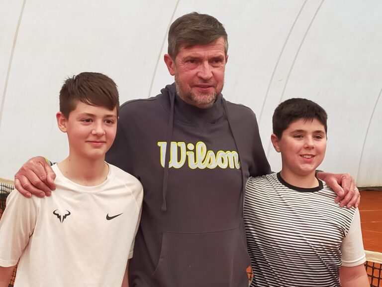 Coach Paolo Pambianco con i ragazzi dell'Under 14 del Ct Cervia