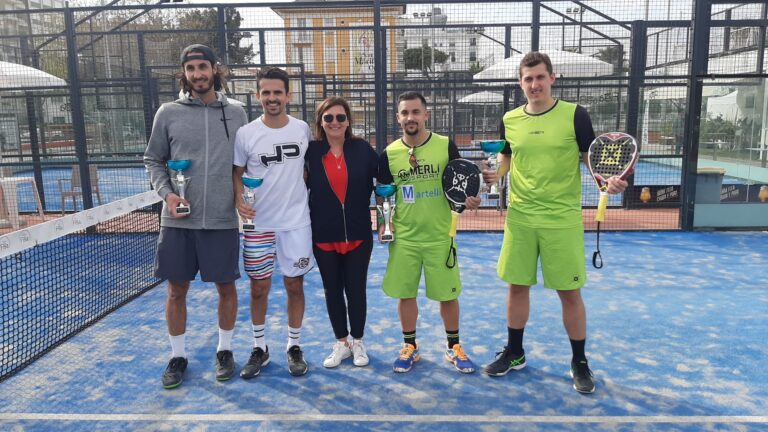 Pietro Conti, Luca Carli, Alessandro Cervellati e Andrea Patracchini premiati da Antonia Barnabè, presidente del Sun Padel Riccione