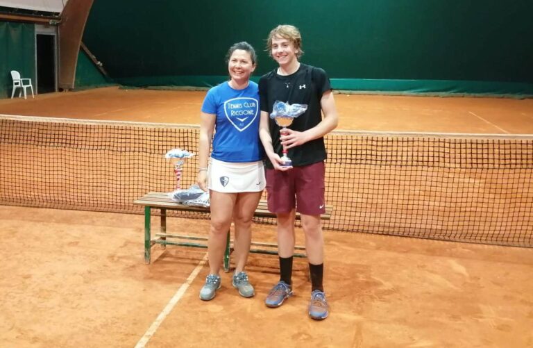 Leonardo Sapucci premiato dalla maestra Federica Cerri