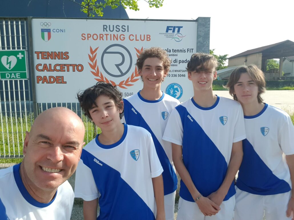 La squadra di D4 maschile del Tennis Club Riccione con il maestro Fabrizio Serafini