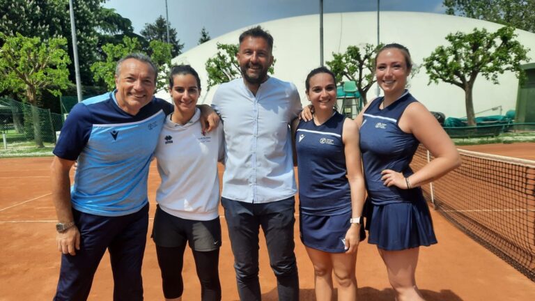La squadra di C femminile del Tc Faenza con il maestro Enrico Casadei e il presidente Andrea Ciani
