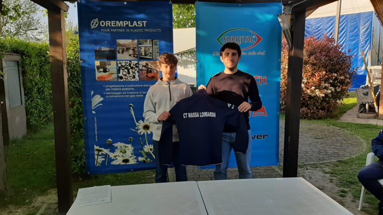 Pietro Ricci riceve da Nicola Gualanduzzi la divisa del CT Massa Lombarda