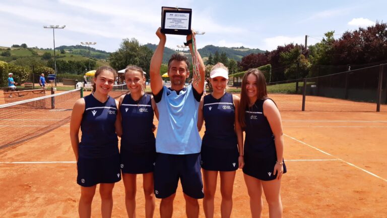 Il capitano Marco Poggi con la squadra Under 16 femminile del Tc Faenza campionessa regionale