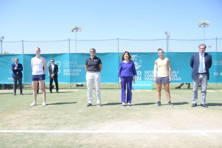 Alison Van Uytvanck e Sara Errani prima della finale a Gaiba con la presidente del Senato Maria Elisabetta Alberti Casellati